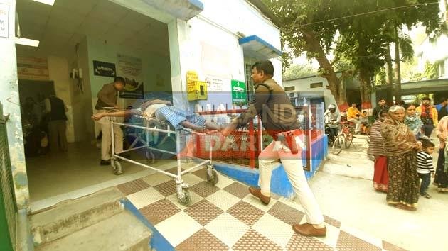 थानेदार बने मसीहा: बेहोश युवक को खुद स्ट्रेचर खींचकर पहुंचाया इमरजेंसी वार्ड