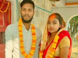 The loving couple ran away from home in a filmy style and got married in a temple