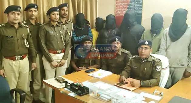 बिहटा-सरमेरा रोड पर लूटपाट की योजना बनाते 5 सशस्त्र बदमाश धराए 8 5 armed miscreants planning robbery on Bihta-Sarmera road were arrested