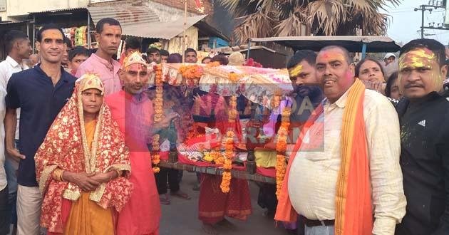Crowds gathered to see the Devi Maa who went on a city tour Crowds gathered to see the Devi Maa who went on a city tour