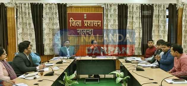 DM ने भूमि सुधार एवं विकास कार्यों को लेकर की समीक्षा बैठक DM held a review meeting regarding land reform and development works