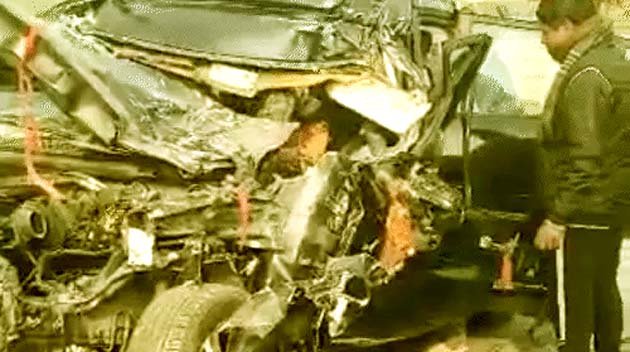 धुंध बना काल: ट्रक और क्रेटा की भिड़ंत में 2 पर्यटक की मौत, 3 गंभीर 1 Fog becomes fatal 2 tourists killed, 3 critical in collision between truck and Creta