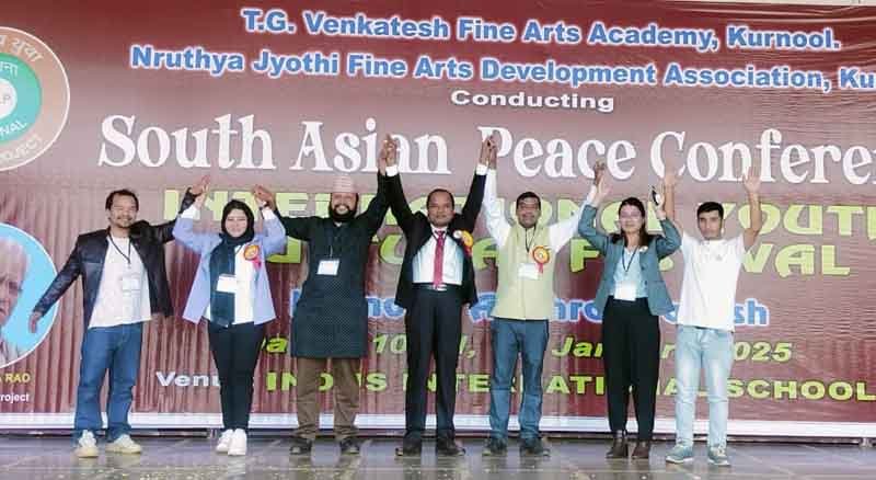 Students of Gyandeep Vidyalaya hoisted the flag in South Asian Peace Conference 1