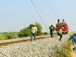 Thieves cut the high tension wire carrying 25 thousand volts current on Badhona-Nursarai railway section and ran away, line man got burnt