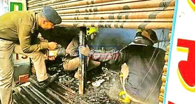 गारमेंट्स शॉप में लगी आग,1.25 लाख नकद समेत 26 लाख के ड्रेस जलकर राख 7 Fire broke out in a garment shop, dresses worth Rs 26 lakh including Rs 1.25 lakh cash burnt to ashes