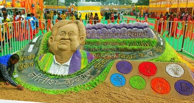 सीएम की नालंदा प्रगति यात्रा का आकर्षण बनी मधुरेंद्र की रेत कलाकृति 2 Madhurendra's sand art became the attraction of CM's Nalanda Pragati Yatra