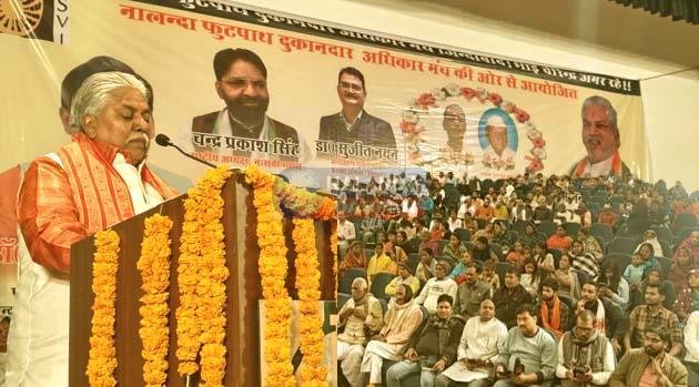 मंत्री ने फुटपाथ दुकानदारों के कंधे पर रखा हाथ, SDO-DFO को चेताया