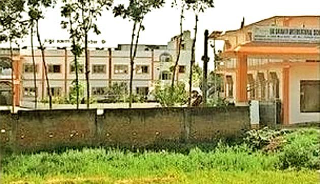 पंगु बना प्रशासनः जिला परिषद डाकबंगला पर कब्जा कर खोल दिया प्राइवेट स्कूल