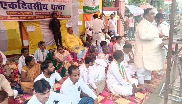 भ्रष्टाचार के खिलाफ कांग्रेस का धरना, बेंच-डेस्क घोटाले की जांच की मांग