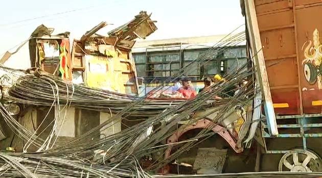 फ्लाईओवर पर दर्दनाक हादसा: सरिया लदा ट्रक डिवाइडर से टकराया, चालक-खलासी की मौत 1 Tragic accident on flyover: A truck loaded with iron rods collided with a divider, driver and helper died