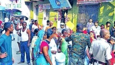 People of Badi Pahadi came out on the road for drinking water