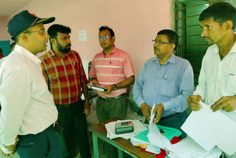 हरनौत में रैयतों के मुआवजा शिविर का DM ने किया निरीक्षण