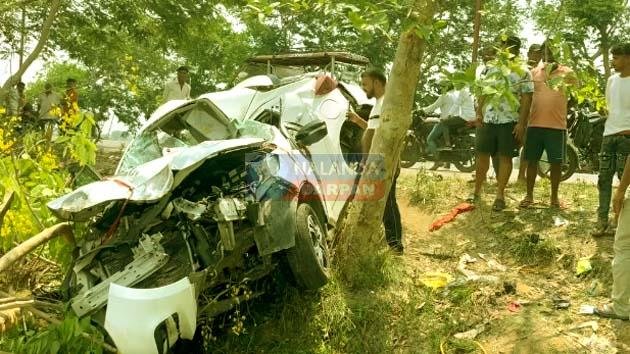 Horrible accident on NH-431 Car returning from reception collided with a tree, 1 dead, 2 critical Horrible accident on NH-431 Car returning from reception collided with a tree, 1 dead, 2 critical