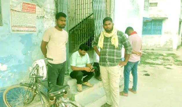 पंचायत भवन में लटका मिला युवक का सड़ा-गला शव, सुरक्षा में तैनात थे 3 होमगार्ड, 5 हत्याओं का चश्मदीद था मिंटू 1 The body of a young man was found hanging in the Panchayat Bhawan, 3 home guards were deployed for security, Mintu was an eyewitness to 5 murders