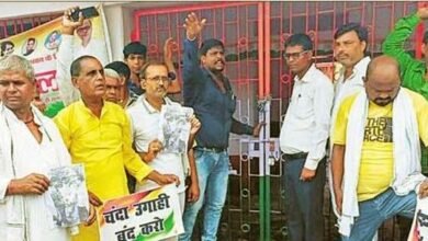 जिला कांग्रेस कार्यालय में जड़ा ताला, राहुल गांधी से नीट आरोपी की मुलाकात पर बवाल 1 District Congress office locked, uproar over NEET accused's meeting with Rahul Gandhi