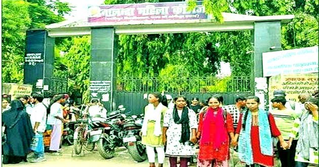 नालंदा महिला कॉलेज में शुल्क वृद्धि के खिलाफ छात्राओं का बवाल 1 Nalanda Women's College students protest against fee hike