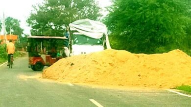 अतिक्रमण की भेंट चढ़ रही गांव की सड़कें और गलियां 2 The roads and lanes of the village are falling prey to encroachment