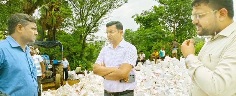DM ने बाढ़ नियंत्रण, राहत और मरम्मत कार्य का यूं लिया जायजा 2 This is how DM reviewed flood control, relief and repair work
