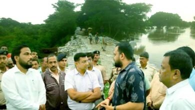 लोकयन नदी से बाढ़ की आशंका के बीच DM ने किया स्थलीय निरीक्षण 1 DM did a field inspection amid fear of flood from Lokayan river