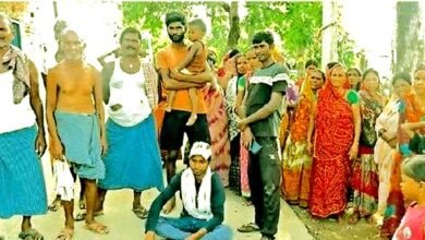 बिजली संकट से जूझ रहे किसानों ने मिस्त्री को बंधक बनाया 3 Farmers facing power crisis held the mechanic hostage