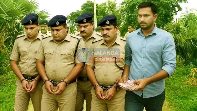 Four policemen from Nalanda who were giving false assurance of re-medical test were arrested in Buxar