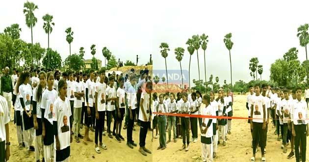 CM नीतीश की फोटो लगी टीशर्ट पहन खेल मैदान में उतरे छात्र-छात्राएं Students entered the playground wearing T-shirts with CM Nitish's photo on them