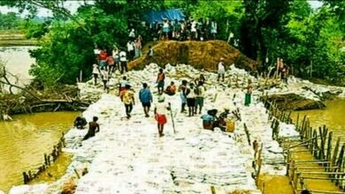 Villagers stopped the embankment repair work of Lokayan river