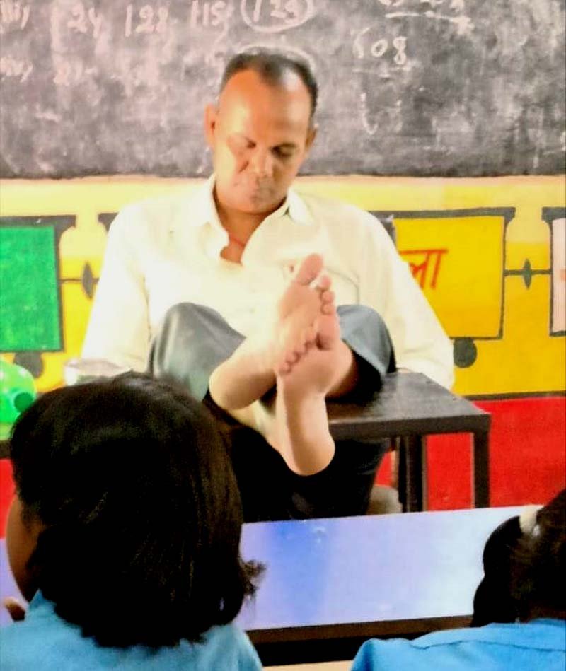 ACS साहब देख लीजिए, इस स्कूल के शिक्षक कितने थके-मांदे हैं! 2 ACS sir please see how tired the teachers of this school are 3