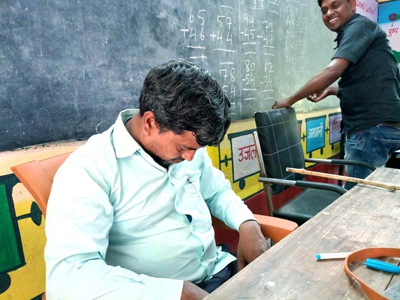 ACS साहब देख लीजिए, इस स्कूल के शिक्षक कितने थके-मांदे हैं! 3 ACS sir please see how tired the teachers of this school are 4