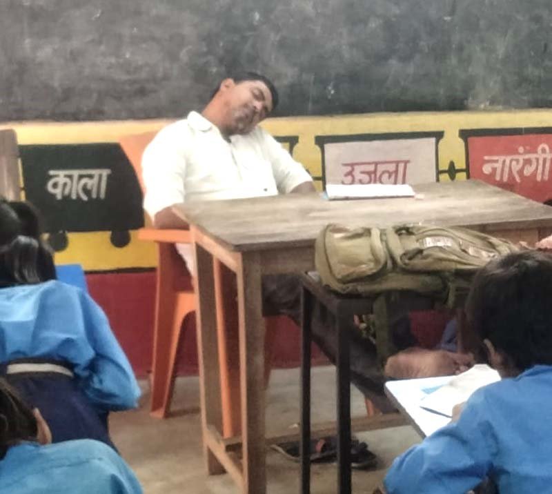 ACS साहब देख लीजिए, इस स्कूल के शिक्षक कितने थके-मांदे हैं! 5 ACS sir please see how tired the teachers of this school are 5