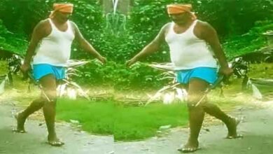 Video Viral: शराब माफिया की दबंगई, लहराया राइफल, की ताबड़तोड़ फायरिंग 4 Dominance of liquor mafia, grandfather and grandson waved rifles and fired continuously, video goes viral