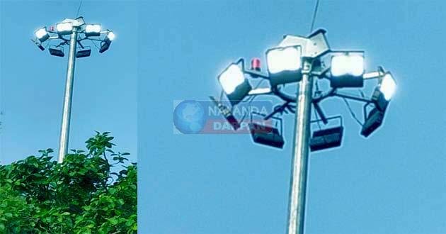 चंडी फील्ड और सूर्य को रोशनी दे रहा हाई मास्ट लाइट 1 High mast light illuminating Chandi field and the sun