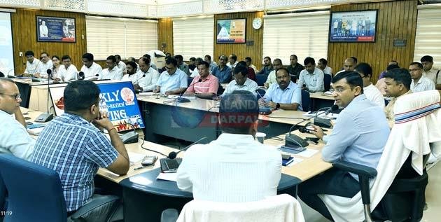 डीएम की समीक्षा बैठक में चुनाव की तैयारी और भूमि विवाद पर जोर डीएम की समीक्षा बैठक में चुनाव की तैयारी और भूमि विवाद पर जोर