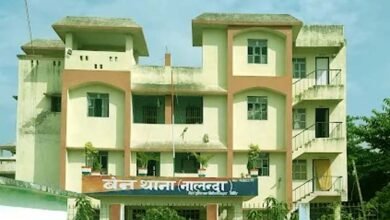 शराब कारोबारी ने मुखिया के वाहन को किया क्षतिग्रस्त, पति-पुत्र को दी जान मारने की धमकी 7 Liquor businessman damaged the chief's vehicle, threatened to kill the husband and son