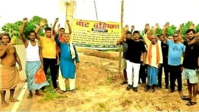 ग्रामीणों का आक्रोशः गाँव में लगाया 'रोड नहीं तो वोट नहीं' का पोस्टर 4 No road no vote put up in the village