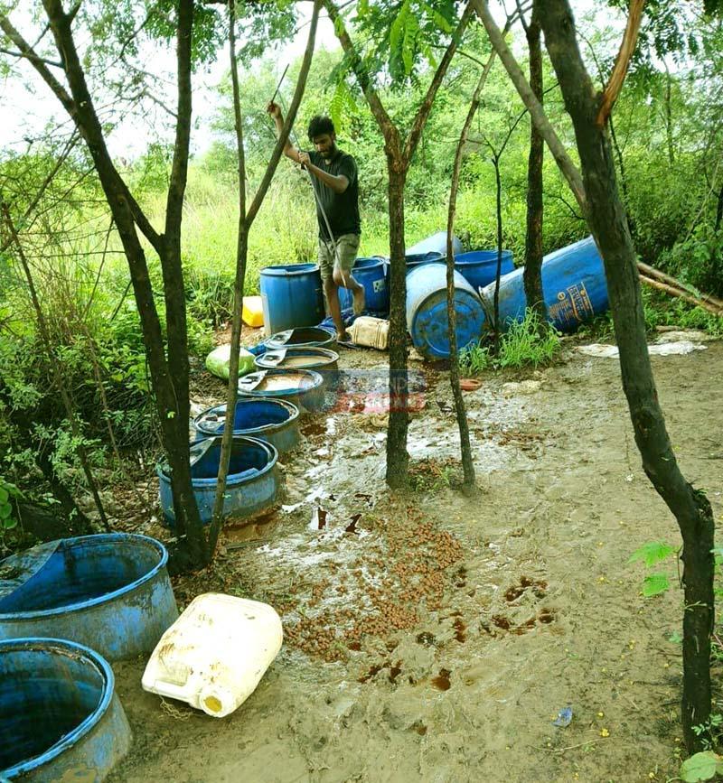 On the instructions of Nalanda DM police raid in Kandhauli large illegal liquor distillery demolished 3