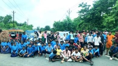 School children came out on the streets for the second time due to water and mud
