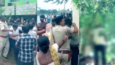 पेड़ से लटका मिला युवक का शव, पुलिस हिरासत में 2 आरोपी की धुनाई 5 The body of a young man was found hanging from a tree 2 accused were beaten up in police custody