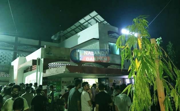A student from Munger died at Nalanda Engineering College sparking student anger vandalism and arson police responded