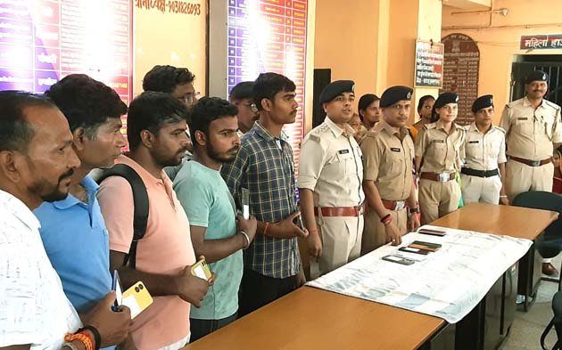 इस्लामपुर पुलिस की 'मुस्कान' ने लौटाई मोबाइल धारकों की खुशी 1 Islampur police smile brought back happiness to mobile holders