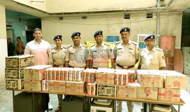 शराब तस्करी गिरोह का पर्दाफाश, मुखिया समेत 4 गिरफ्तार शराब तस्करी गिरोह का पर्दाफाश, मुखिया समेत 4 गिरफ्तार