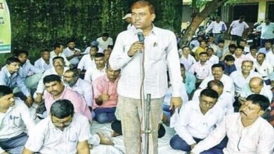 Teachers anger flared up in Bihar Sharif surrounded the DEO office