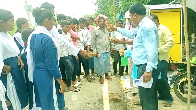 यूं सड़क पर नारियल फोड़कर साप्ताहिक बाजार का शुभारंभ 1 Weekly market started by breaking coconut on the road