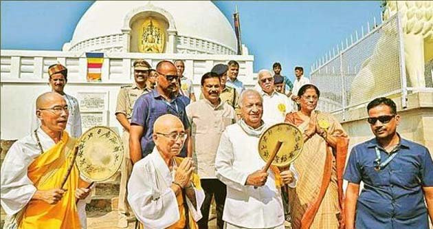 विश्व शांति स्तूप की 56वीं वर्षगांठ: अहिंसा ही विश्व की समस्याओं का एकमात्र समाधान 1 56th Anniversary of Vishwa Shanti Stupa Non violence is the only solution to the worlds problems