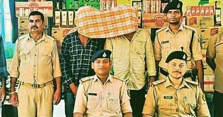 चुनावी हलचल के बीच बढ़ा कारोबार, 186 कार्टन शराब समेत 2 तस्कर धराए 1 Business picks up amid election activity 2 smugglers arrested with 186 cartons of liquor