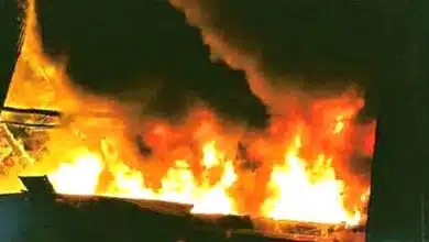 हिलसाः कबाड़ी दुकान में लगी आग, डीएसपी की गाड़ी पर पथराव, 5 गिरफ्तार 1 Hilsa Junk shop catches fire DSP car pelted with stones 5 arrested