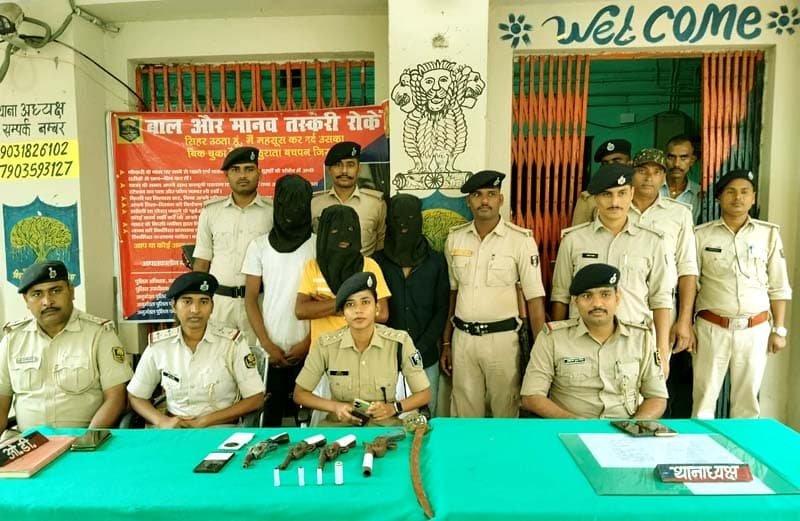 Nagarnausa 4 country made pistols recovered from 3 houses in Kachhiyawan 3 youths arrested