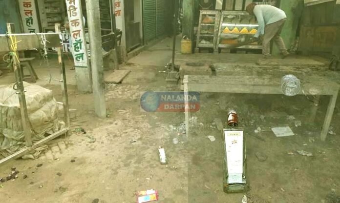 शराबबंदीः इस्लामपुर की सड़कों पर यूं बिखरी शराब की बोतलें, लोग परेशान शराबबंदीः इस्लामपुर की सड़कों पर यूं बिखरी शराब की बोतलें, लोग परेशान