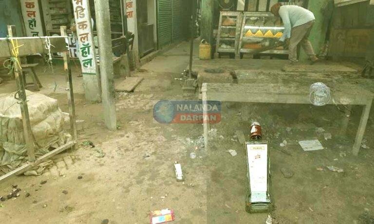 शराबबंदीः इस्लामपुर की सड़कों पर यूं बिखरी शराब की बोतलें, लोग परेशान