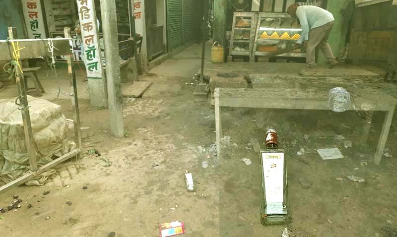 Liquor ban Liquor bottles scattered on the streets of Islampur people worried